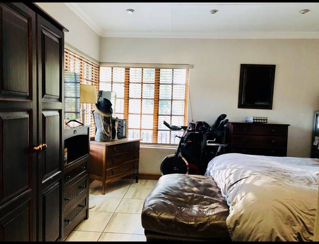 3 BEDROOM FREEHOLD FOR SALE IN ROBERTS ESTATE